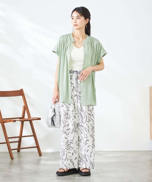 a.v.v（アーヴェヴェ）の「【接触冷感/UVカット/吸水速乾/イージーケア/洗える】サテンギャザーブラウス（シャツ/ブラウス・レディース・チャコールグレー/ミント/ネイビー/アイボリー/ダークインディゴブルー・36/34/38/40/42）」の19枚目の写真