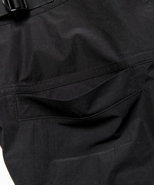 meanswhile(ミーンズワイル)の「Luggage Cargo Shorts(カーゴパンツ・メンズ・ブラック・2(M)/3(L)/4(XL))」の8枚目の写真