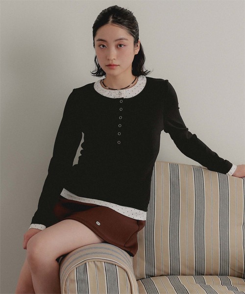 miette(ミエット)の「レイヤード風ヘンリーネックトップス(Tシャツ/カットソー・レディース・ネイビー/レッド/アイボリー/ブラック/チャコール/ライトグレー/ブラウン/ブラック系その他/ドット・L/M)」の4枚目の写真