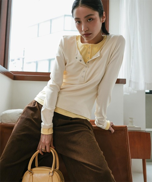 miette（ミエット）の「レイヤード風ヘンリーネックトップス（Tシャツ/カットソー・レディース・ネイビー/レッド/アイボリー/ブラック/チャコール/ライトグレー/ブラウン・L/M）」の2枚目の写真