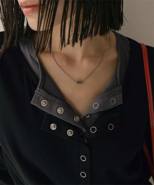 miette（ミエット）の「レイヤード風ヘンリーネックトップス（Tシャツ/カットソー・レディース・ネイビー/レッド/アイボリー/ブラック/チャコール/ライトグレー/ブラウン・L/M）」の12枚目の写真