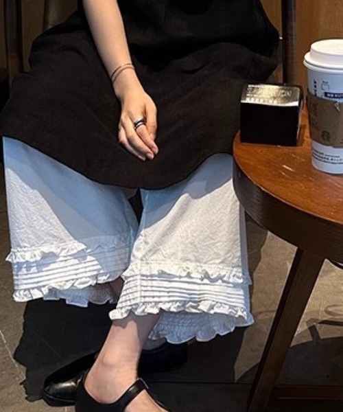 SHOUYO（ショウヨウ）の「裾フリル三重デザインのコットンワイドパンツ（その他パンツ・レディース・ホワイト/ブラック・M）」の3枚目の写真
