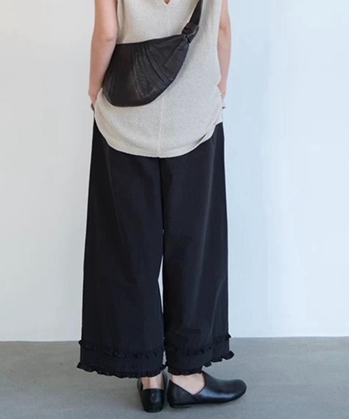 SHOUYO（ショウヨウ）の「裾フリル三重デザインのコットンワイドパンツ（その他パンツ・レディース・ホワイト/ブラック・M）」の16枚目の写真