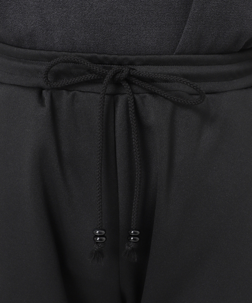NVRFRGT(ネヴァーフォーゲット)の「NVRFRGT × WISM別注 CURVED LEG UTILITY TRACK PT(その他パンツ・メンズ・ブラック・2/3/1)」の4枚目の写真
