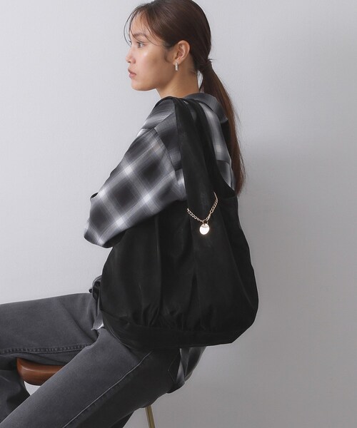 OPAQUE.CLIP（オペークドットクリップ）の「【A4サイズ対応】ヌバック調合皮ビッグトート（トートバッグ・レディース・ナチュラル/ブラウン系その他/ブラック・00）」の2枚目の写真