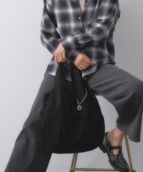 OPAQUE.CLIP（オペークドットクリップ）の「【A4サイズ対応】ヌバック調合皮ビッグトート（トートバッグ・レディース・ナチュラル/ブラウン系その他/ブラック・00）」の4枚目の写真