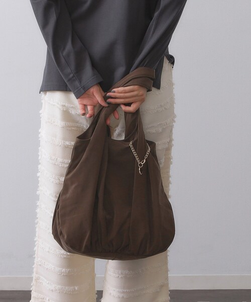 OPAQUE.CLIP（オペークドットクリップ）の「【A4サイズ対応】ヌバック調合皮ビッグトート（トートバッグ・レディース・ナチュラル/ブラウン系その他/ブラック・00）」の6枚目の写真