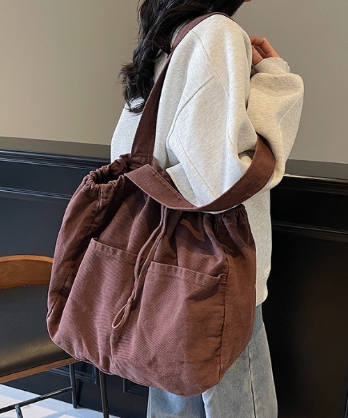 cammie(キャミー)の「ドローストリングビッグトートバッグ(トートバッグ・レディース・カーキ/アイボリー/ブラック/ブラウン/ダークグレー・F)」の4枚目の写真