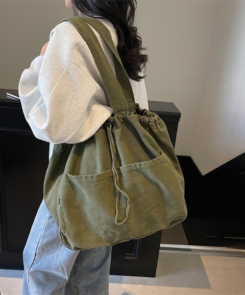 cammie(キャミー)の「ドローストリングビッグトートバッグ(トートバッグ・レディース・カーキ/アイボリー/ブラック/ブラウン/ダークグレー・F)」の5枚目の写真