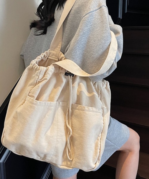 cammie(キャミー)の「ドローストリングビッグトートバッグ(トートバッグ・レディース・カーキ/アイボリー/ブラック/ブラウン/ダークグレー・F)」の2枚目の写真