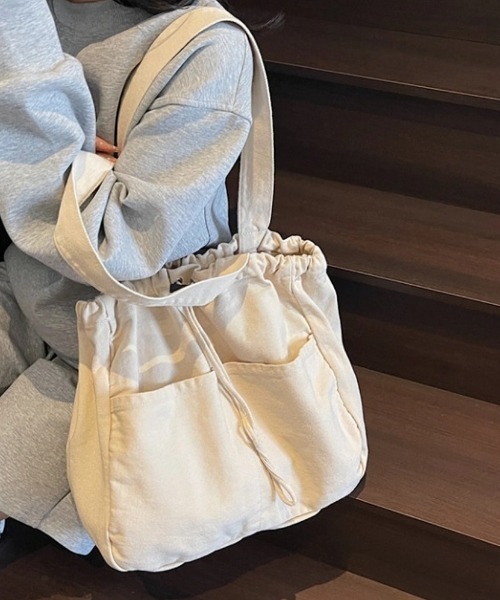 cammie(キャミー)の「ドローストリングビッグトートバッグ(トートバッグ・レディース・カーキ/アイボリー/ブラック/ブラウン/ダークグレー・F)」の6枚目の写真