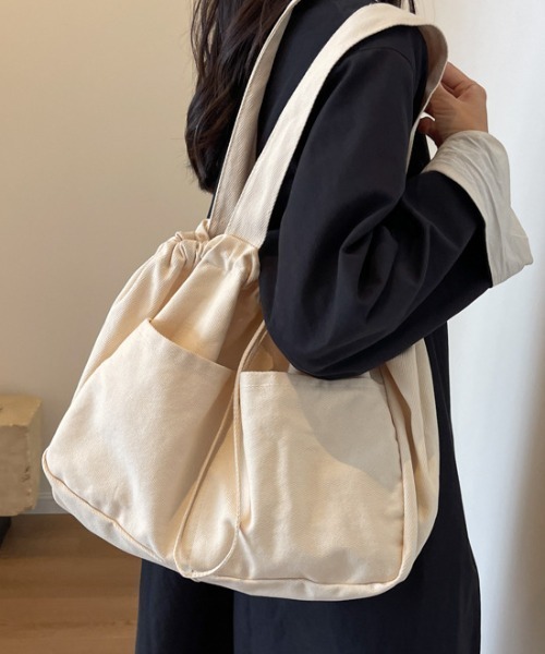 cammie(キャミー)の「ドローストリングビッグトートバッグ(トートバッグ・レディース・カーキ/アイボリー/ブラック/ブラウン/ダークグレー・F)」の7枚目の写真