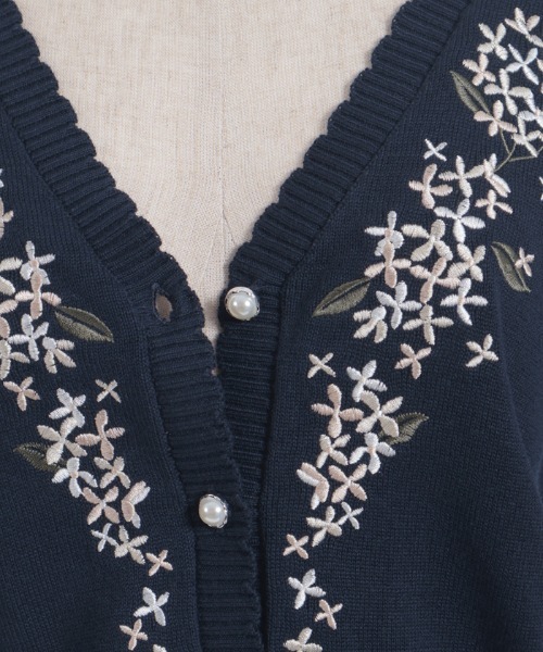 axes femme(アクシーズファム)の「金木犀刺繍ニットカーディガン(カーディガン/ボレロ・レディース・キナリ/ネイビー・FREE)」の22枚目の写真