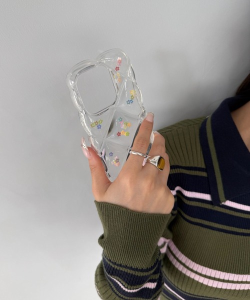 SANSeLF（サンセルフ）の「【SANSeLF】 クリアフラワースマホケース キルティング風 立体フォルム iPhoneカバー アイフォンケース sac25a018（スマホケース/カバー・レディース・クリア・iPhone 16/iPhone 15/iPhone 14）」の3枚目の写真