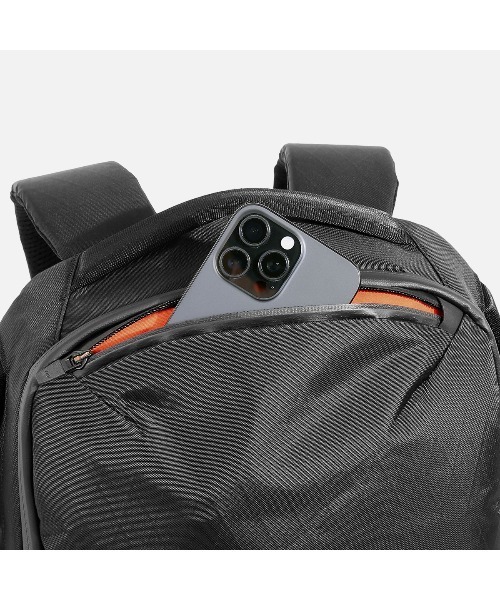 Aer（エアー）の「AER　Slim Pack 2 X-Pac　/　AER-39019（バックパック/リュック・メンズ・ブラック・FREE）」の6枚目の写真