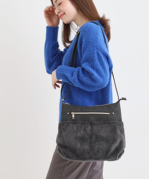 SHOO・LA・RUE(シューラルー)の「ポケットフェイクファーショルダーバッグ(ショルダーバッグ・レディース・ナチュラル/ブラウン系/ブラック・00)」の2枚目の写真