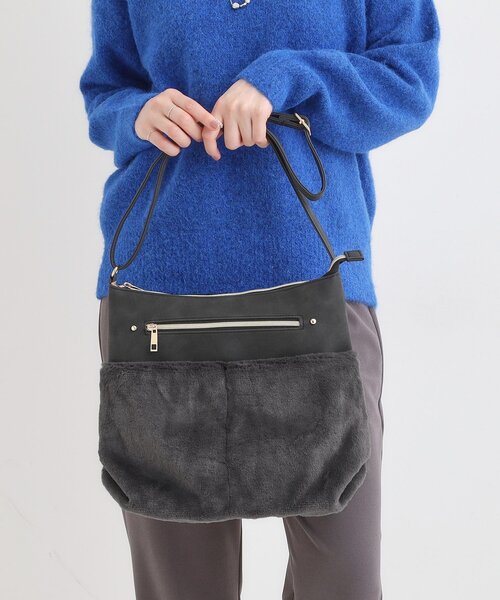 SHOO・LA・RUE(シューラルー)の「ポケットフェイクファーショルダーバッグ(ショルダーバッグ・レディース・ナチュラル/ブラウン系/ブラック・00)」の4枚目の写真