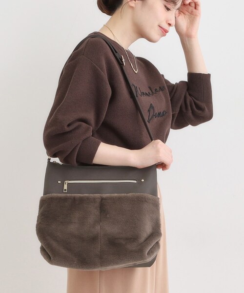 SHOO・LA・RUE(シューラルー)の「ポケットフェイクファーショルダーバッグ(ショルダーバッグ・レディース・ナチュラル/ブラウン系/ブラック・00)」の6枚目の写真