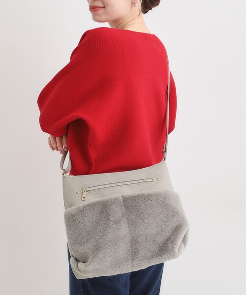 SHOO・LA・RUE(シューラルー)の「ポケットフェイクファーショルダーバッグ(ショルダーバッグ・レディース・ナチュラル/ブラウン系/ブラック・00)」の8枚目の写真