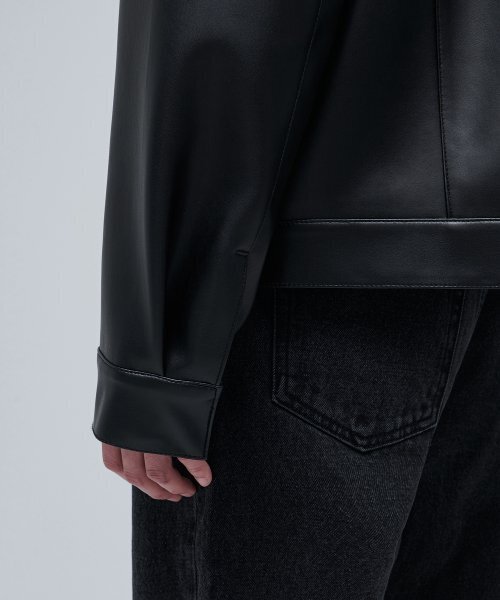 MUSINSA STANDARD（ムシンサスタンダード）の「シンセティックレザーオーバーサイズミニマルトラッカージャケット[ブラック]（ライダースジャケット・メンズ・その他・MEDIUM/LARGE/X-LARGE/XX-LARGE）」の10枚目の写真