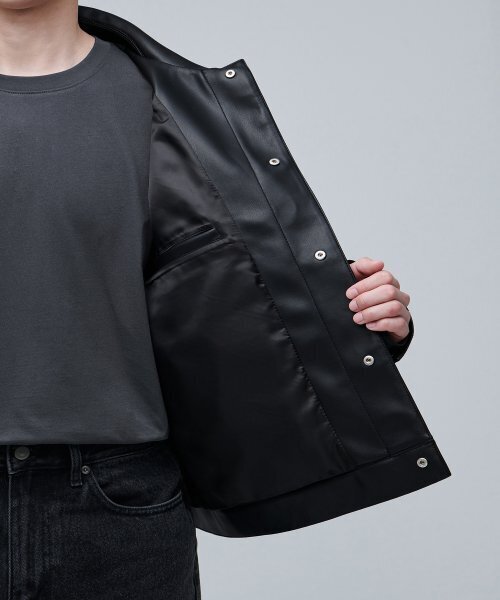 MUSINSA STANDARD（ムシンサスタンダード）の「シンセティックレザーオーバーサイズミニマルトラッカージャケット[ブラック]（ライダースジャケット・メンズ・その他・MEDIUM/LARGE/X-LARGE/XX-LARGE）」の11枚目の写真
