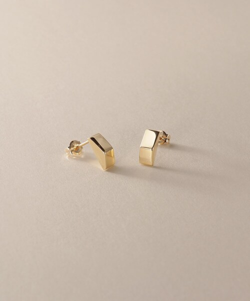 COCOSHNIK(ココシュニック)の「K10中空トライアングルシェイプ スタッドピアス(ピアス(両耳用)・レディース・イエローゴールド・00)」の2枚目の写真