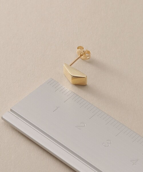 COCOSHNIK(ココシュニック)の「K10中空トライアングルシェイプ スタッドピアス(ピアス(両耳用)・レディース・イエローゴールド・00)」の5枚目の写真
