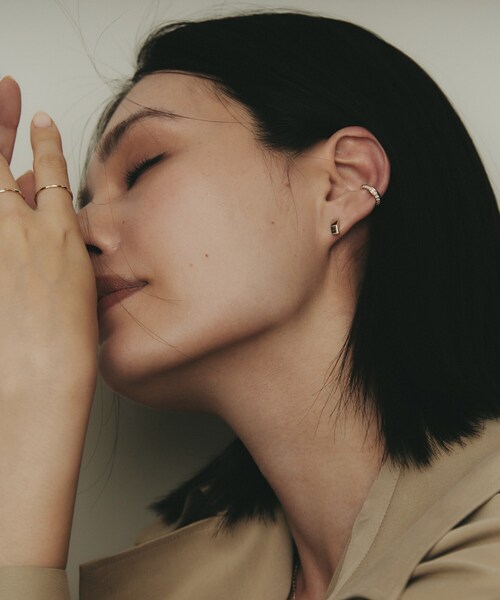COCOSHNIK(ココシュニック)の「K10中空トライアングルシェイプ スタッドピアス(ピアス(両耳用)・レディース・イエローゴールド・00)」の8枚目の写真