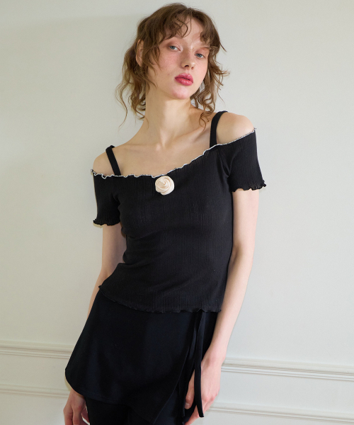 SALON DE YOHN(サロンドヨーン)の「Corsage Point Strap Off Shoulder T_ Black(Tシャツ/カットソー・レディース・その他・FREE)」の1枚目の写真