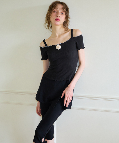 SALON DE YOHN(サロンドヨーン)の「Corsage Point Strap Off Shoulder T_ Black(Tシャツ/カットソー・レディース・その他・FREE)」の2枚目の写真
