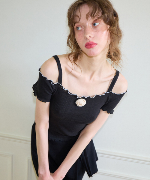 SALON DE YOHN(サロンドヨーン)の「Corsage Point Strap Off Shoulder T_ Black(Tシャツ/カットソー・レディース・その他・FREE)」の3枚目の写真