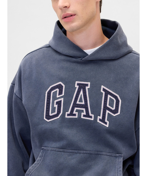 GAP（ギャップ）の「ヴィンテージソフト オーバーサイズ GAPロゴパーカー（パーカー・メンズ・ワイン/ネイビー・XL/L/M/S/XS）」の2枚目の写真