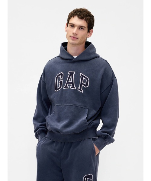 GAP（ギャップ）の「ヴィンテージソフト オーバーサイズ GAPロゴパーカー（パーカー・メンズ・ワイン/ネイビー・XL/L/M/S/XS）」の3枚目の写真