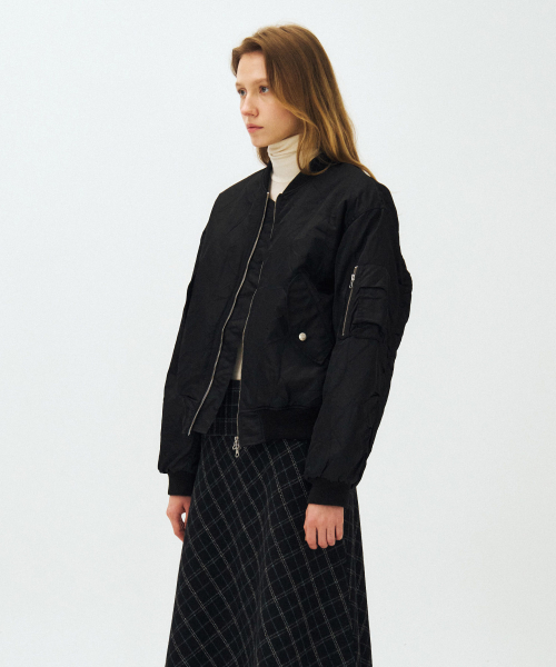 MAIS(マイス)の「ALPHA CREASE MA-1 JACKET / BLACK(ブルゾン・レディース・ブラック・FREE)」の4枚目の写真