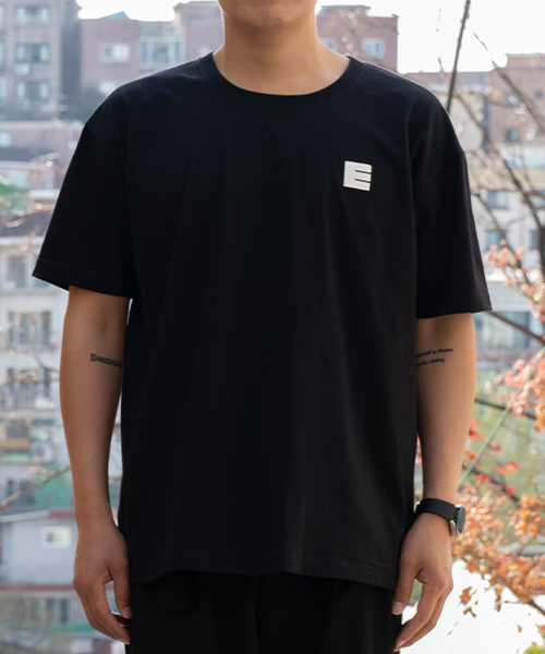 EXCURSE(エクスカース)の「EロゴオーバーサイズハーフTシャツブラック(Tシャツ/カットソー・レディース・その他・MEDIUM/LARGE)」の1枚目の写真