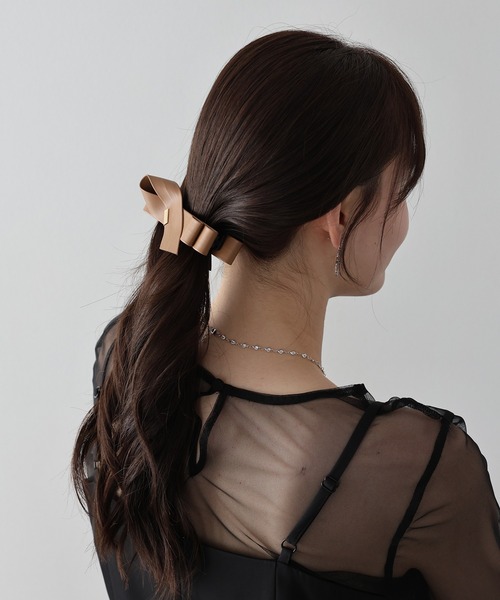 BLUEEAST（ブルーイースト）の「《新色追加》フェイクレザーリボンバナナクリップ（バレッタ/ヘアクリップ・レディース・ブラウン/ブラック/ベージュ/アイボリー・FREE）」の4枚目の写真