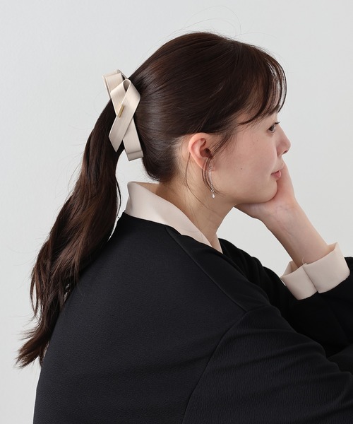 BLUEEAST（ブルーイースト）の「《新色追加》フェイクレザーリボンバナナクリップ（バレッタ/ヘアクリップ・レディース・ブラウン/ブラック/ベージュ/アイボリー・FREE）」の2枚目の写真