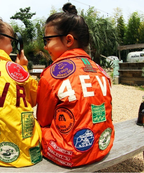 DENIM DUNGAREE(デニムダンガリー)の「MX Eleven Coach Jacket(スウェット・キッズ・オレンジ・145/135)」の1枚目の写真