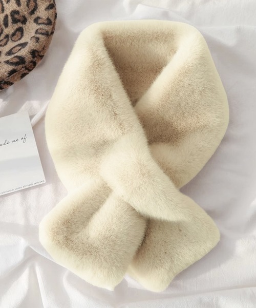 CALIFORNIA OUTFITTERS（カリフォルニア アウトフィッターズ）の「12E2-NK フェイクファー クロスマフラー 差し込みマフラー（マフラー・レディース・ベージュ/ブラック/ライトベージュ/グレー・ONESIZE）」の4枚目の写真