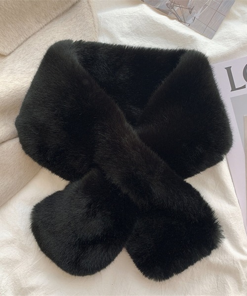 CALIFORNIA OUTFITTERS（カリフォルニア アウトフィッターズ）の「12E2-NK フェイクファー クロスマフラー 差し込みマフラー（マフラー・レディース・ベージュ/ブラック/ライトベージュ/グレー・ONESIZE）」の2枚目の写真