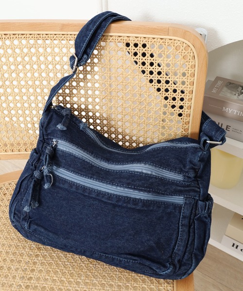 crossi(クロッシー)の「3ファスナー ヴィンテージ風デニムショルダーバッグ(ショルダーバッグ・レディース・ブルー/ブラック/ネイビー・F)」の2枚目の写真