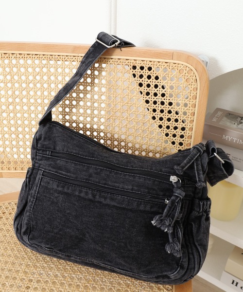 crossi(クロッシー)の「3ファスナー ヴィンテージ風デニムショルダーバッグ(ショルダーバッグ・レディース・ブルー/ブラック/ネイビー・F)」の1枚目の写真