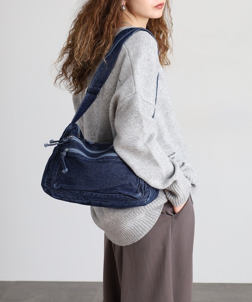 crossi(クロッシー)の「3ファスナー ヴィンテージ風デニムショルダーバッグ(ショルダーバッグ・レディース・ブルー/ブラック/ネイビー・F)」の7枚目の写真