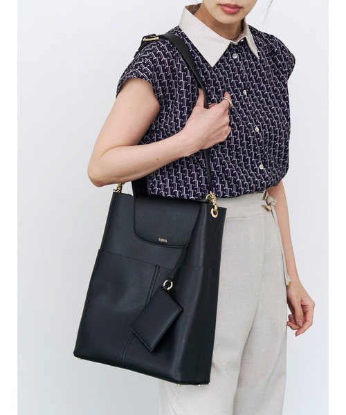 TONAL（トーナル）の「《14inchPC/A4対応/パスケース付》フェイクレザーTallトートバッグ（トートバッグ・レディース・ブラック/ブラウン/ベージュ・FREE）」の4枚目の写真