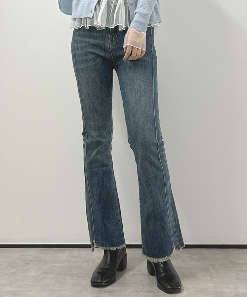 aimoha(アイモハ)の「フリンジフレアデニムパンツ(デニムパンツ・レディース・ネイビー・L/S/M)」の1枚目の写真