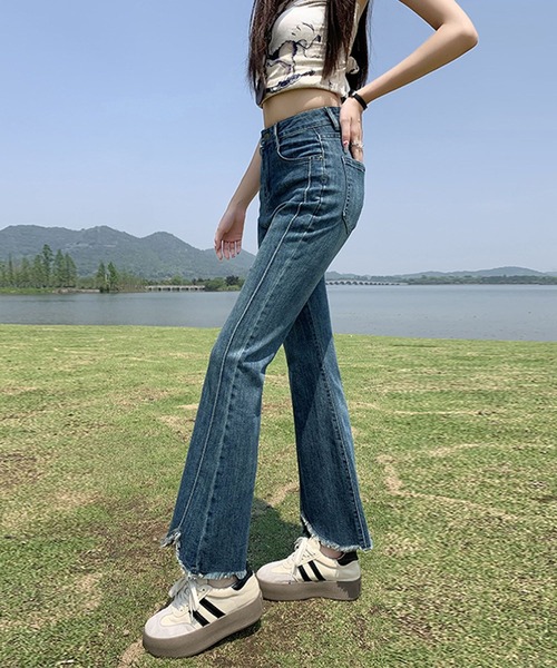 aimoha(アイモハ)の「フリンジフレアデニムパンツ(デニムパンツ・レディース・ネイビー・L/S/M)」の4枚目の写真