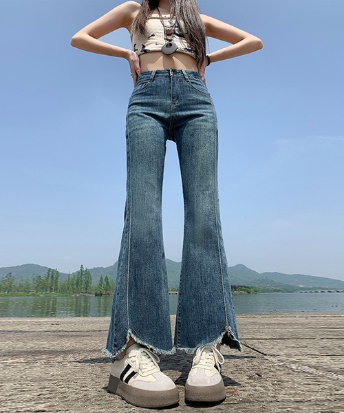 aimoha(アイモハ)の「フリンジフレアデニムパンツ(デニムパンツ・レディース・ネイビー・L/S/M)」の11枚目の写真