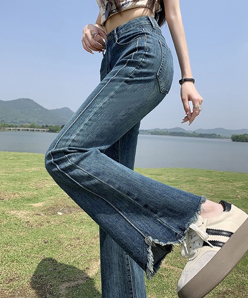 aimoha(アイモハ)の「フリンジフレアデニムパンツ(デニムパンツ・レディース・ネイビー・L/S/M)」の2枚目の写真