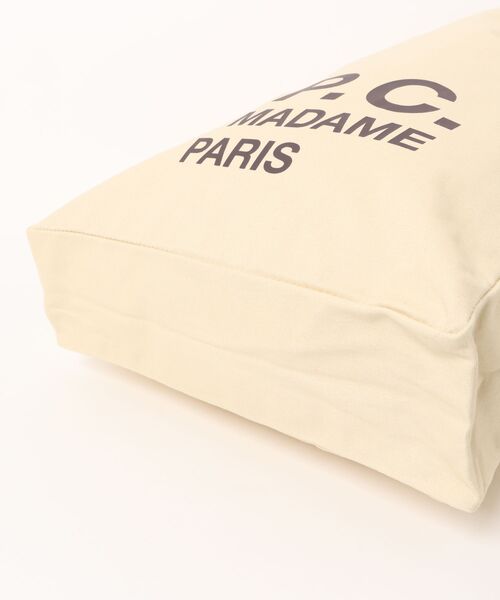 A.P.C.（アーペーセー）の「TOTE LOU RUE MADAME 2.0（トートバッグ・メンズ・ベージュ系その他・ONESIZE）」の3枚目の写真