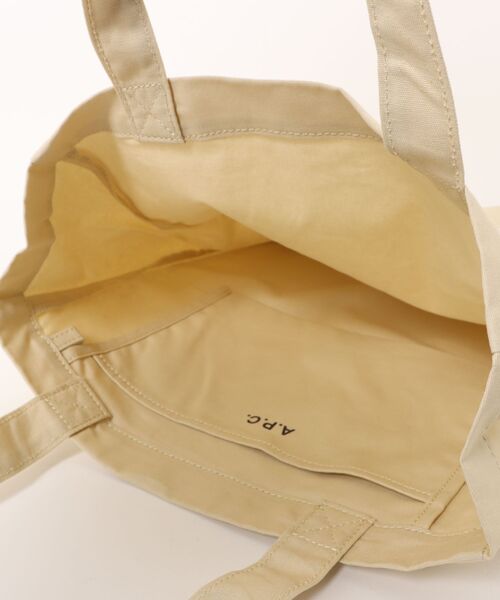 A.P.C.（アーペーセー）の「TOTE LOU RUE MADAME 2.0（トートバッグ・メンズ・ベージュ系その他・ONESIZE）」の4枚目の写真
